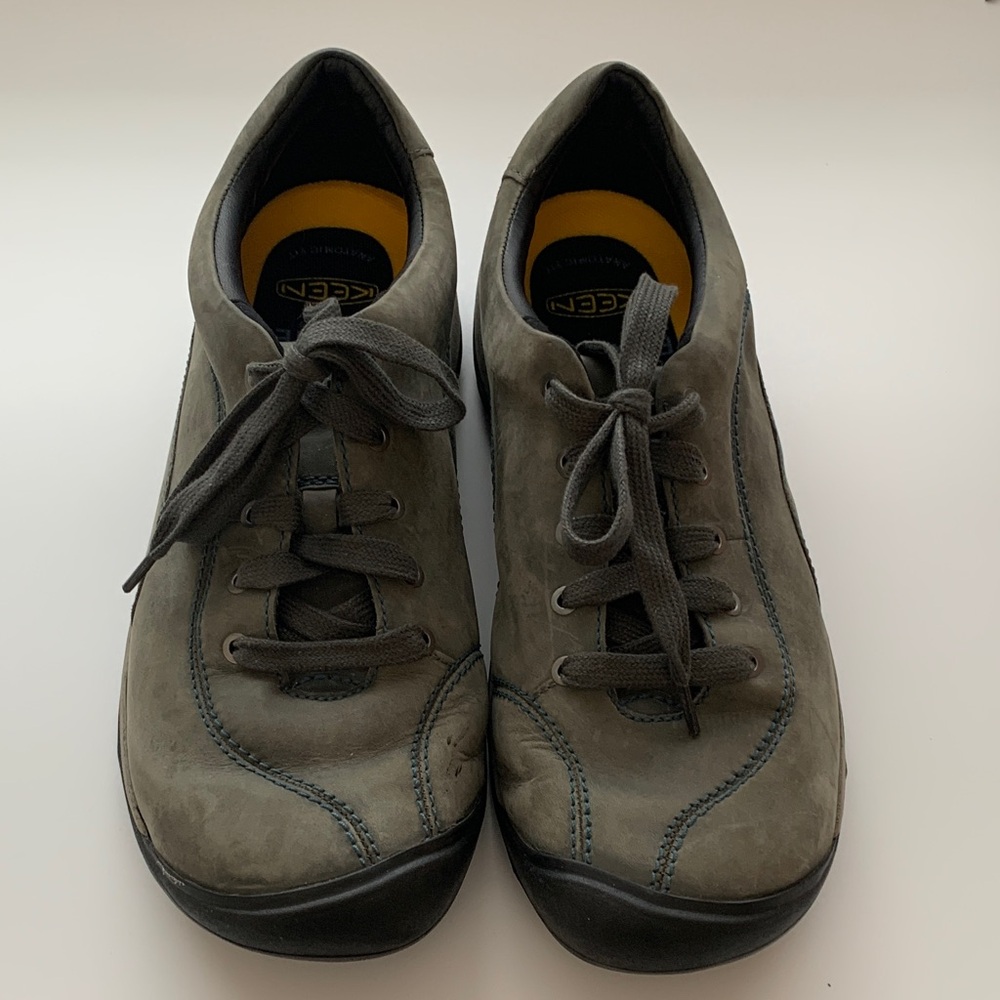 Keen Green Women's Leather Lace Up Hiking Shoes Size 11- Comfortable and Durable